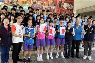 頭份國中大隊接力全國賽奪2冠 市長頒獎勵金肯定選手努力