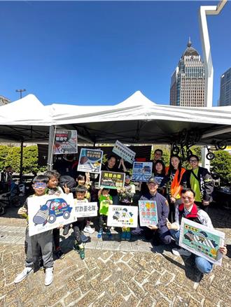 兒童滑步車大賽登場 信義警宣導反詐與交通安全