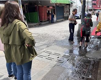 老婦躲攤位尿尿潑大街 三峽老街飄惡臭環保局開罰