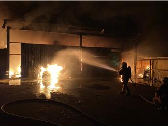 快關窗！竹市資源回收廠大火 濃煙惡臭四散