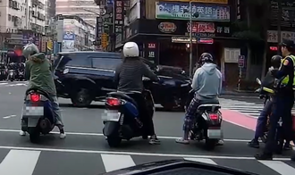 騎微電車「等紅燈做1事」遭警攔 網酸：別以為吃無敵星星