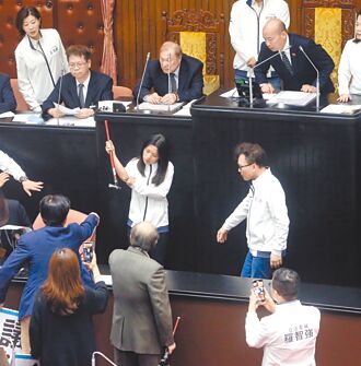 卓揆先離席 在野轟藐視國會 柯揮杖傷人 提送紀律委員會