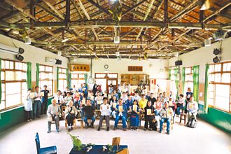 竹縣 大坪國小60年育英樓 出書講古