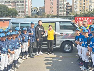 母校獲贈專車 徐若熙鼓勵小學弟
