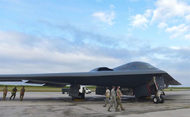美軍B-2轟炸機飛抵迪亞哥加西亞島基地，疑為擴大應對中東威脅。（取自DVIDS網站）