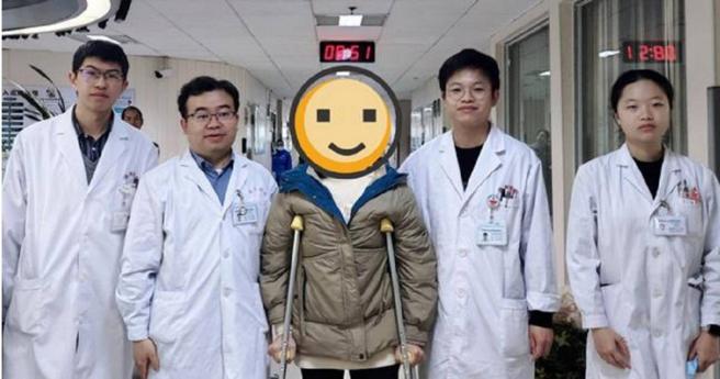 40歲王小姐髖關節疼痛數年，後來寸步難行，就醫檢查出髖關節滑膜軟骨瘤病。（圖／翻攝自福州晚報）