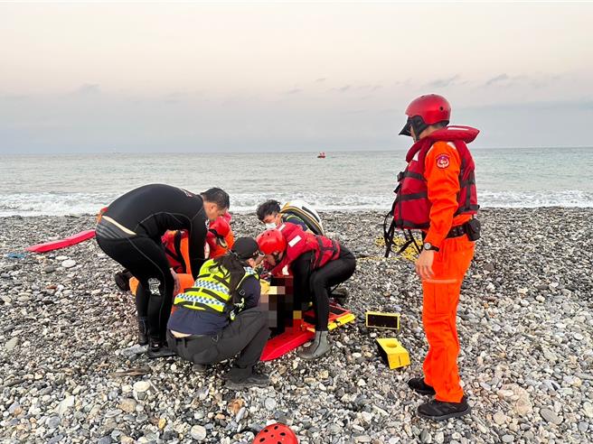 海巡署第一二岸巡队昨天上午在七星潭海域，发现1名妇人溺水，将人救上岸送医急救后恢復生命迹象。（海巡署第一二岸巡队提供／罗亦晽花莲传真）