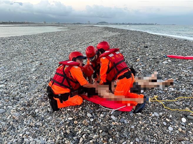 海巡署第一二岸巡队昨天傍晚获报指有男性在花莲溪出海口溺水，将人救上岸后送医抢救不治。（海巡署第一二岸巡队提供／罗亦晽花莲传真）