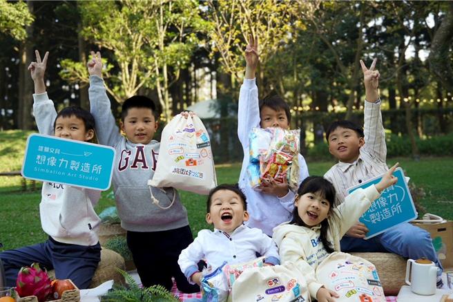 有网友分享上周于杨梅四维公园开幕时，抢先拿到「桃园好『ㄅㄠˇ』包」，直呼诚意爆棚。(经发局提供／蔡依珍桃园传真)