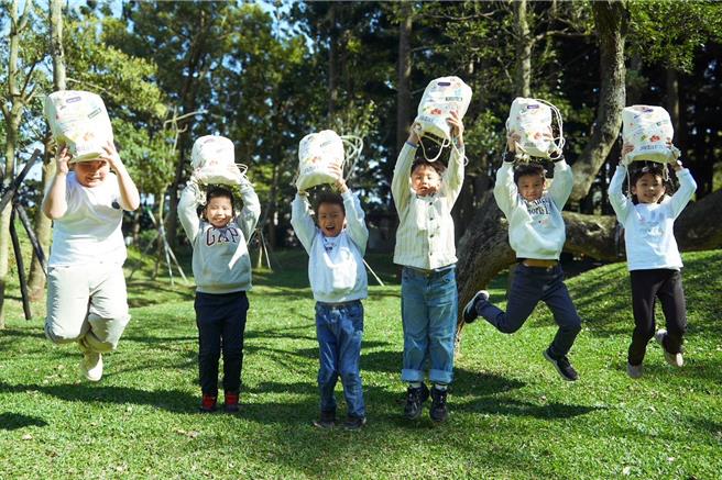 有网友分享上周于杨梅四维公园开幕时，抢先拿到「桃园好『ㄅㄠˇ』包」，直呼诚意爆棚。(经发局提供／蔡依珍桃园传真)