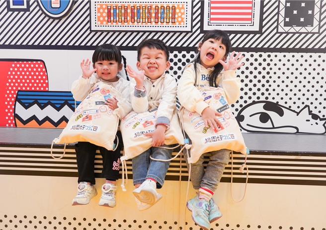 有网友分享上周于杨梅四维公园开幕时，抢先拿到「桃园好『ㄅㄠˇ』包」，直呼诚意爆棚。(经发局提供／蔡依珍桃园传真)