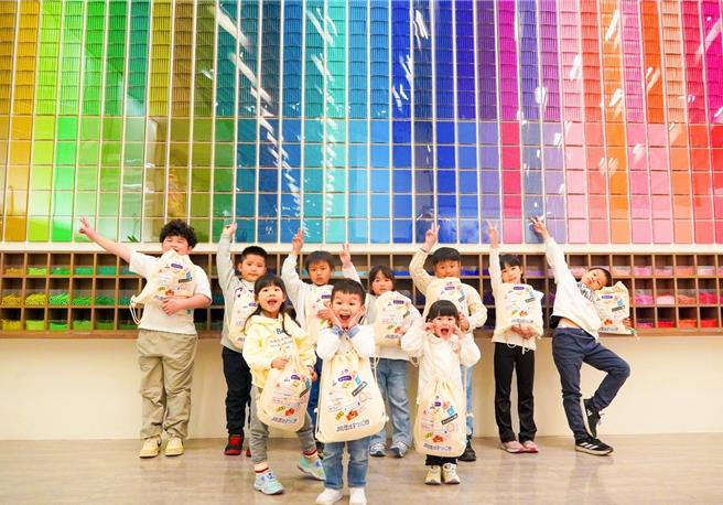 有网友分享上周于杨梅四维公园开幕时，抢先拿到「桃园好『ㄅㄠˇ』包」，直呼诚意爆棚。(经发局提供／蔡依珍桃园传真)