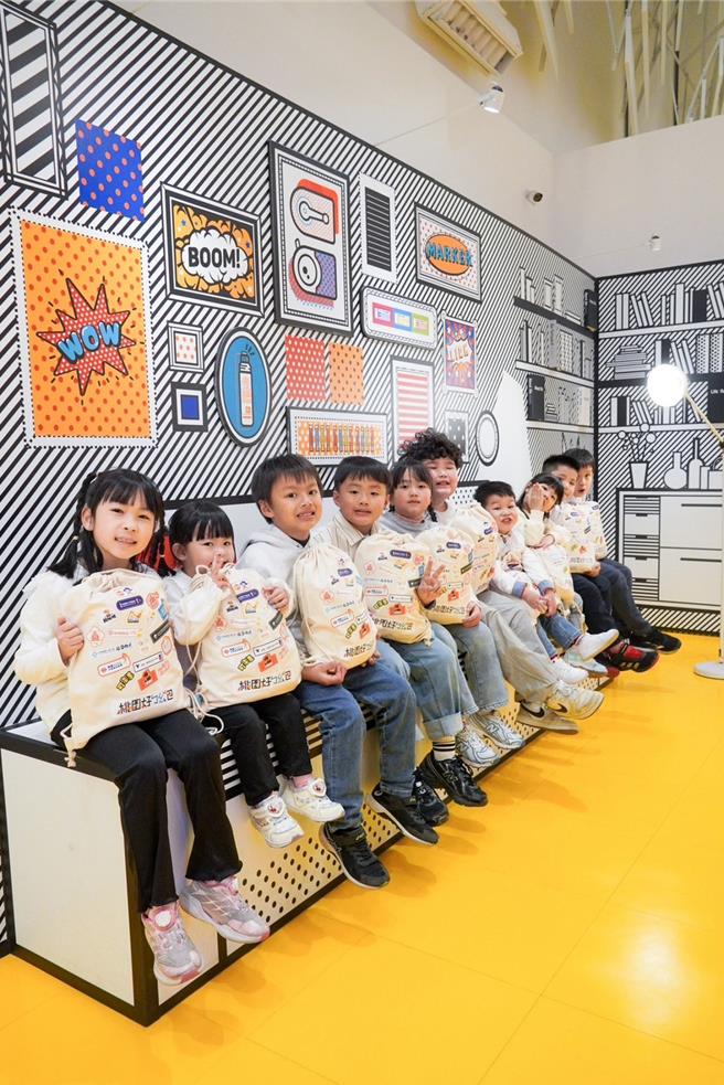 有网友分享上周于杨梅四维公园开幕时，抢先拿到「桃园好『ㄅㄠˇ』包」，直呼诚意爆棚。(经发局提供／蔡依珍桃园传真)