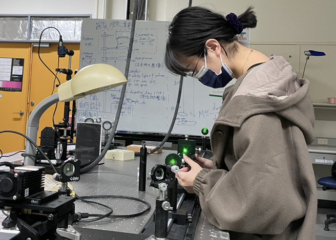 林琪雅在大学部教学实验室，利用雷射做空间滤波。（阳明交大光电系提供）