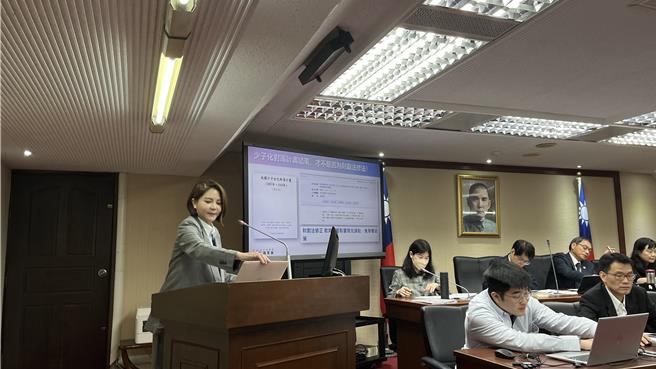 蓝委陈菁徽今日澄清，育儿津贴「一毛未删」。（李念庭摄）