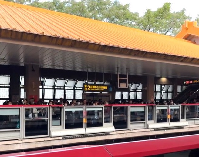 北运红树林站今早爆异常，650名旅客卡在月台3分钟。（图／Threads@cklong2k授权提供）