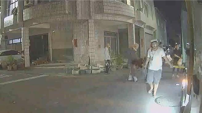 台南市李姓民眾因為來不及倒垃圾，竟騎機車持棒追打垃圾車，遭控妨害公務與毀損罪嫌。（讀者提供／程炳璋台南傳真）