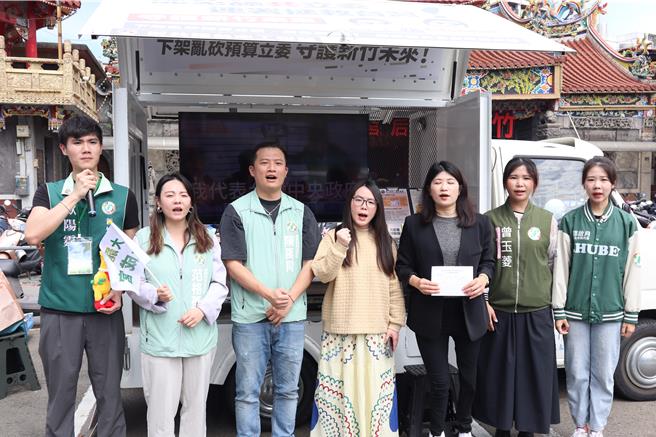 民进党新竹县议员欧阳霆（左一）等绿营民代27日携手两罢团，设置行动连署站推出民主胖卡，将巡迴新竹县宣传。（邱立雅摄）
