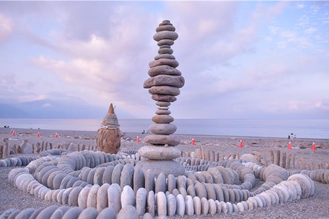 国内外艺术家将进行迭石创作，把七星潭海岸转化为天然美术馆。（花莲县府提供／王志伟花莲传真）