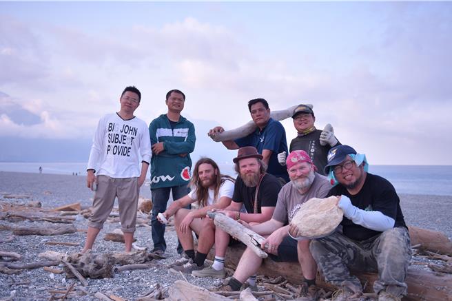 今年邀请国内外8名艺术家，运用海滩上的石材与漂流木进行创作，让艺术与自然景观融为一体。（花莲县府提供／王志伟花莲传真）