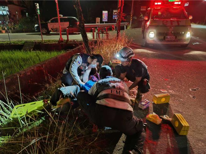 消防紧急救援，协助老翁脱困。（翻摄照片／洪靖宜高雄传真）