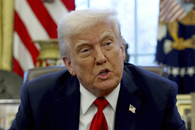 美國總統川普26日在白宮橢圓形辦公室發表談話的神情。（美聯社）