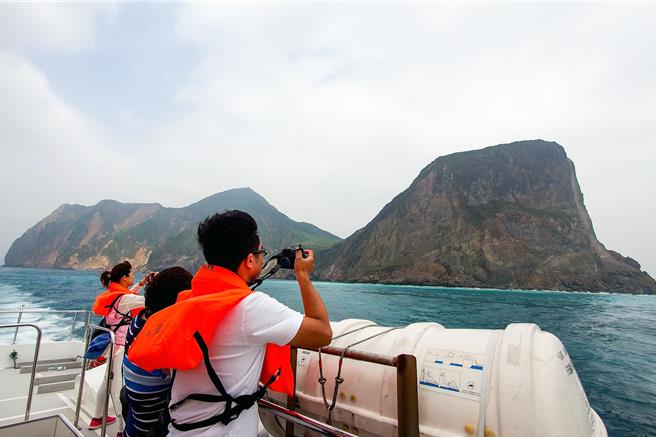 宜兰县政府已有7年未曾在龟山岛举办成年礼，往年在龟山岛举办时，除了让学生登岛外，也会搭乘赏鲸船绕岛了解龟山岛的生态。（本报资料照片）