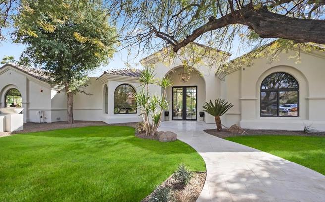 亞歷桑那鳳凰城的富人區天堂谷，一間總面積120坪、屋齡30年的透天別墅，開價美金500萬元出售。圖／德載國際不動產提供