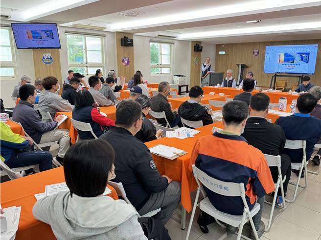 台電金門區營業處27日舉辦「2025年度大用戶座談會」，邀請約80位契約容量達100瓩以上高壓用戶座談交流，共同打造兼顧環保與經濟效益的環境。（于家麒攝）