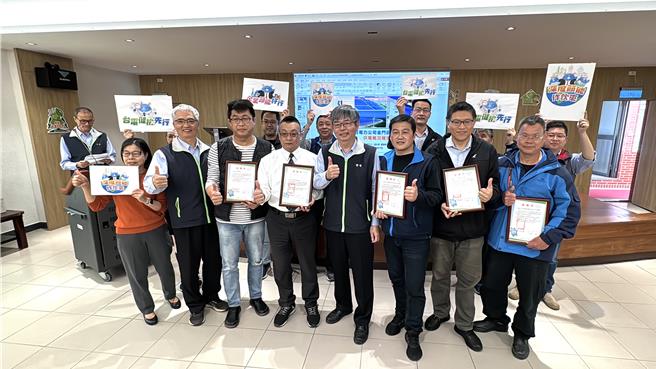 台電金門區營業處頒發感謝狀予移轉夜尖峰及參與需量反應負載管理措施執行成效優異的高壓用戶，感謝其有效協助台電提升電網的穩定性與效率。（于家麒攝）