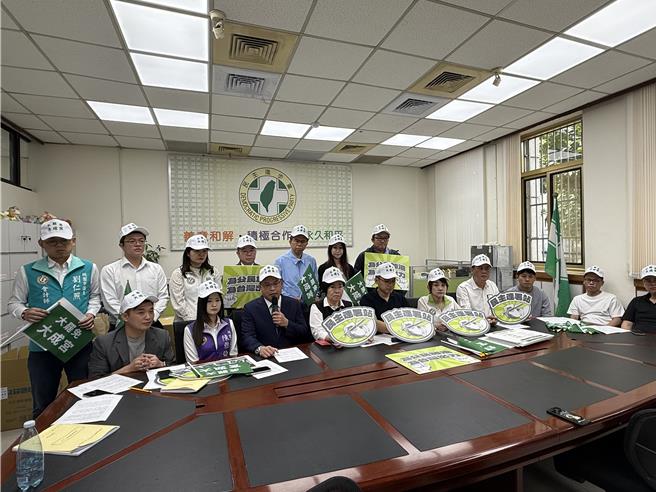 桃23位民进党议员成立民主连署站，全面挺大罢免。(蔡依珍摄)