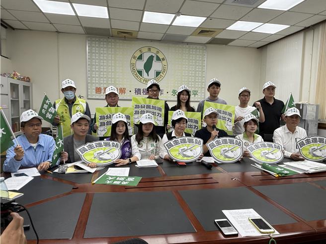 桃23位民进党议员成立民主连署站，全面挺大罢免。(蔡依珍摄)