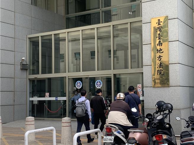 何姓游民爱上辅导他的女社工，每天打电话到办公室骚扰，还到办公室搥打、踹门，台南地院审理后依违反跟骚法判刑4月。（本报资料照片／郭良杰台南传真）