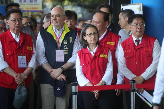 总统府27日在台南市举行「2025全社会防卫韧性委员会实地演练」，副总统萧美琴（右二）与台南市长黄伟哲（右一）、国安会秘书长吴钊燮（左一）、美国在台协会处长谷立言（左二）前往南寧高中，视察避难收容演练情形。（黄世麒摄)