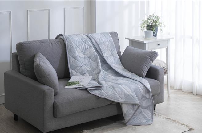 Global Mall新北中和推梦特娇「银纤维凉感被」，原价2000元、会员独享价890元。（Global Mall提供／朱世凯台北传真）