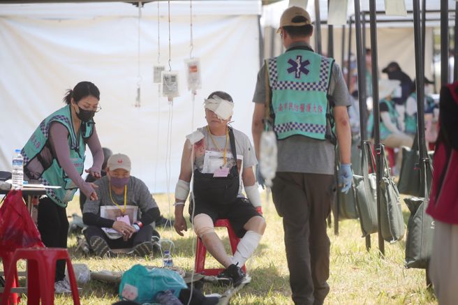 总统府27日在台南市举行「2025全社会防卫韧性委员会实地演练」，在安平区育平邮局对面广场设置扩充急救医疗场所，模拟大量伤患救治情形。（黄世麒摄）