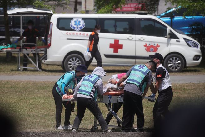 总统府27日在台南市举行「2025全社会防卫韧性委员会实地演练」，在安平区育平邮局对面广场设置扩充急救医疗场所，模拟大量伤患救治情形。（黄世麒摄）