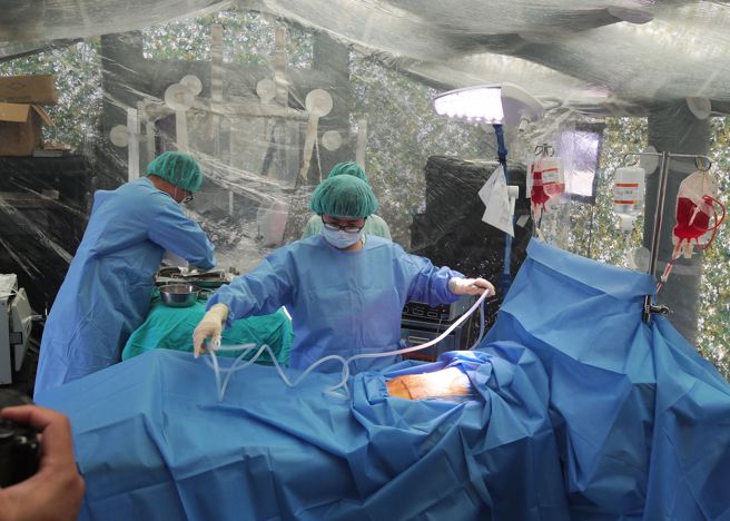 总统府27日在台南市举行「2025全社会防卫韧性委员会实地演练」，在安平区育平邮局对面广场设置扩充急救医疗场所，模拟大量伤患救治情形，军方支援假设野战医院，内部为手术室，可立即为重大伤病伤患开刀。（黄世麒摄）