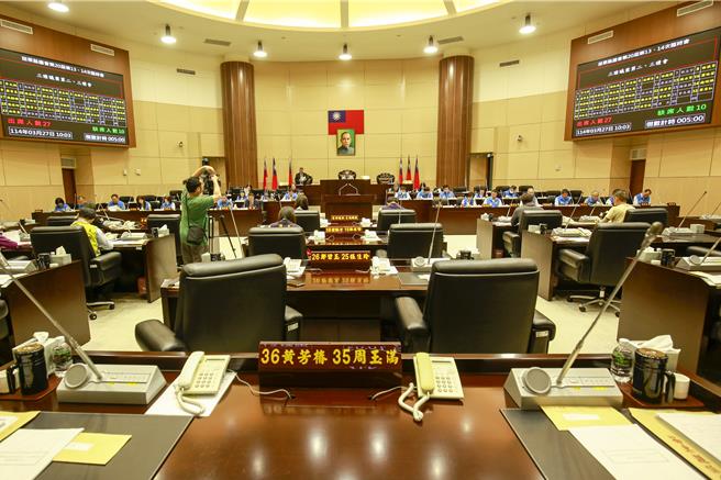 苗栗县议会第20届第13、14次临时会27日上午召开三读议案第二、三读会，会中三读通过「苗栗县营建工程剩余土石方处理及资源堆置处理场设置管理自治条例」修正案以及「苗栗县殡葬管理自治条例」修正案。（吕丽甄摄）