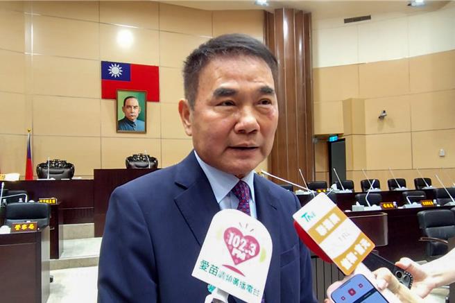 苗栗县长锺东锦针对营建工程剩余土石方的处理表示，这是一个全省性的问题，中央2个月前已经重视此议题并提出公办民营的建议。然而，因为许多地方地主对处理场的申请不熟悉且流程较为缓慢，导致大量的土石方和建材废弃物未能妥善处理，进而对环境造成了影响。（吕丽甄摄）