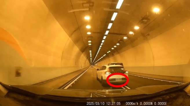 一名駕駛在雪隧內被白色轎車違規超車，上網檢舉竟發現是假車牌，覺得相當誇張。（翻攝爆料公社）