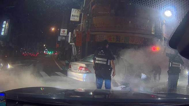 一名52岁陈姓毒驾男子遇警拦查竟猛踩油门逃逸，沿途狂闯红灯、逆向蛇行，最后在八德区撞上无辜车辆，车头当场冒烟起火。（图警方提供／简铭柱翻摄）