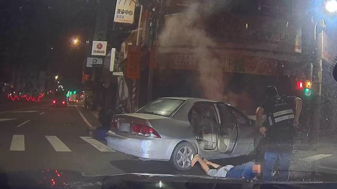 一名52岁陈姓毒驾男子遇警拦查竟猛踩油门逃逸，沿途狂闯红灯、逆向蛇行，最后在八德区撞上无辜车辆，车头当场冒烟起火。（图警方提供／简铭柱翻摄）