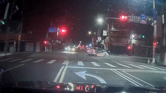 一名52岁陈姓毒驾男子遇警拦查竟猛踩油门逃逸，沿途狂闯红灯、逆向蛇行，最后在八德区撞上无辜车辆，车头当场冒烟起火。（图警方提供／简铭柱翻摄）