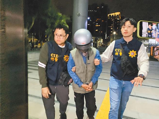 高雄地院27日上午召开延押庭，并提讯张介宗（中）进行侦讯后，法官裁定延长羁押2个月。（本报资料照）