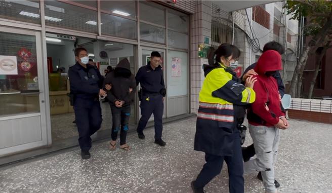 新营警分局日前先逮黑衣车手，原地杠上开花再逮红衣监控手。（读者提供／程炳璋台南传真）