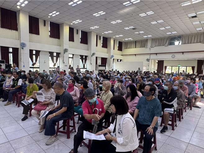 高市都发局27日于大林蒲康乐活动中心举行座谈会。（洪靖宜摄）