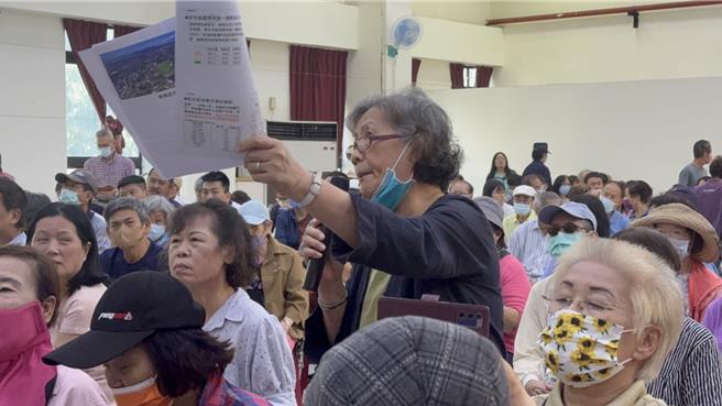 有居民要求住宅区建蔽率能从原本60％提高到80％。（洪靖宜摄）