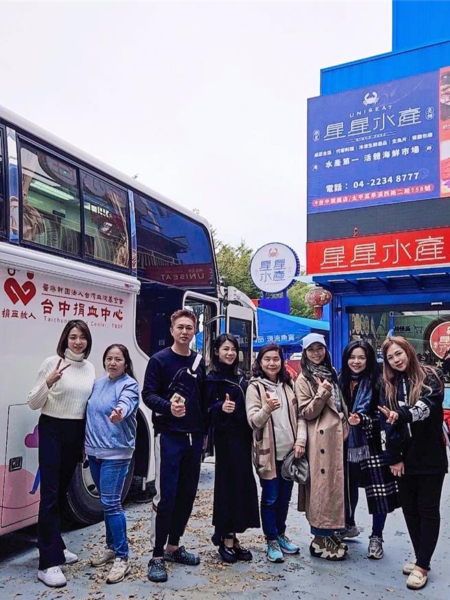 社会贤达挽袖来捐血。（图／星星水产）