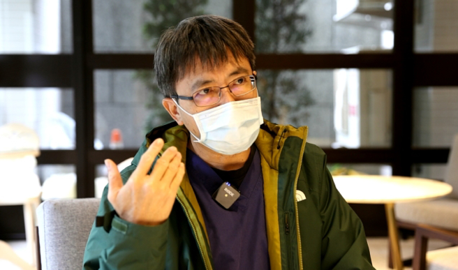 獸醫師劉懿澍透露，「十多年前建立全台第一間狗狗血庫」。（記者吳振煌拍攝）